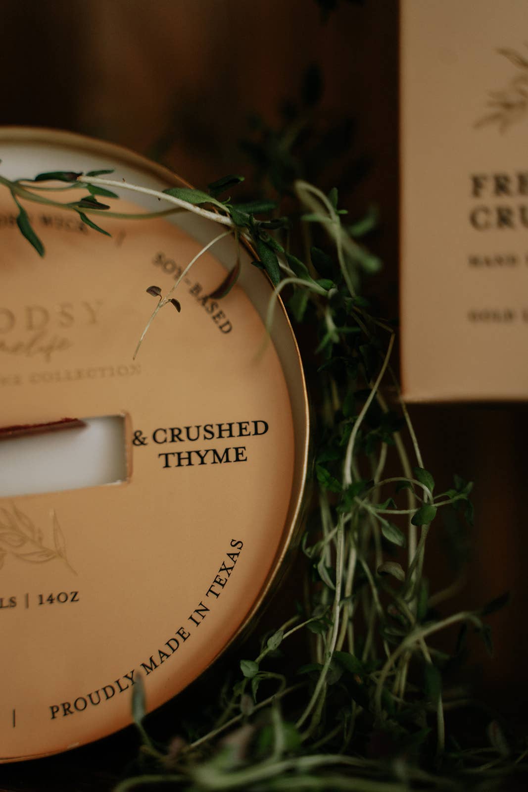 Woodsy Homelife - Fresh Lemon & Crushed Thyme Solid Brass 14oz Soy Candle