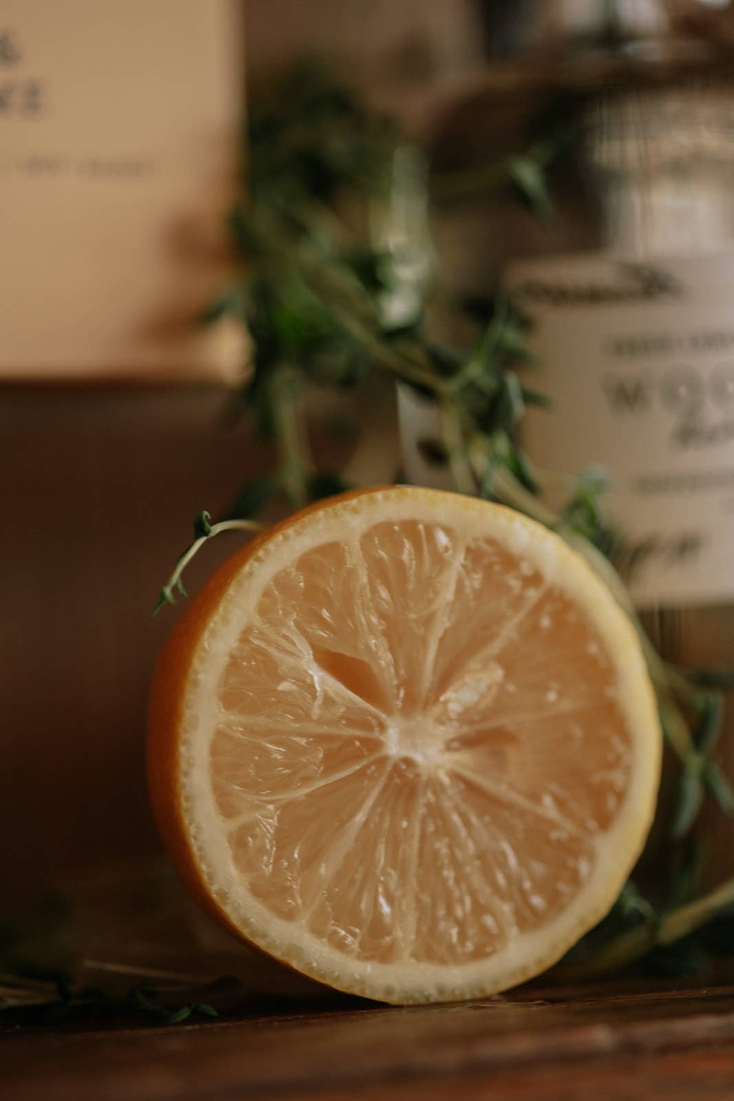Woodsy Homelife - Fresh Lemon & Crushed Thyme Solid Brass 14oz Soy Candle